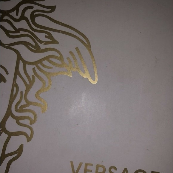 I’m selling a mens versace belt never worn